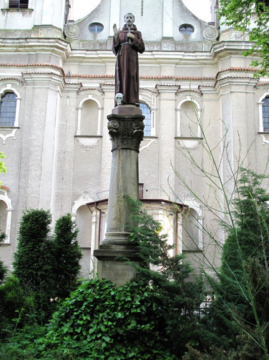 figura św. Franciszka na dziedzińcu odpustowym