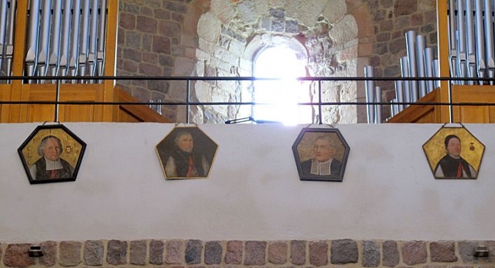 archikolegiata w Tumie - empora zachodnia z portretami trumiennymi na balustradzie
