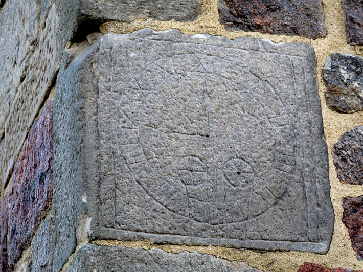 archikolegiata w Tumie - tarcza zegarowa wyryta na narożniku północnej wieży