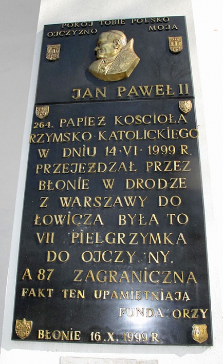 Błonie, kościół Świętej Trójcy - tablica upamiętniająca przejazd papieża Jana Pawła II w 1999 roku