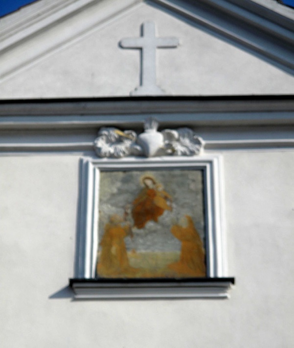 Błonie, kościół Świętej Trójcy - obraz MB Różańcowej namalowany na blasze, fasada zachodnia