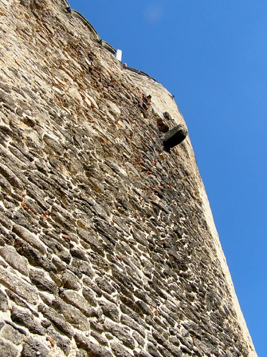 ruiny zamku Chojnik - zachodni mur kurtynowy
