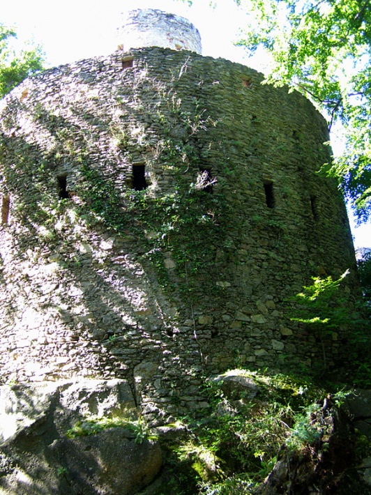 ruiny zamku Chojnik - mury zamku górnego od strony północnej