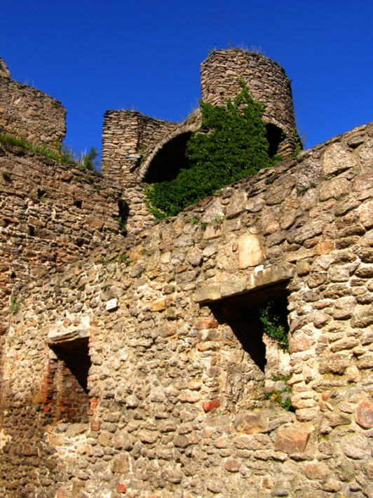 ruiny zamku Chojnik- dziedziniec zamku średniego, widok na basztę łupinową
