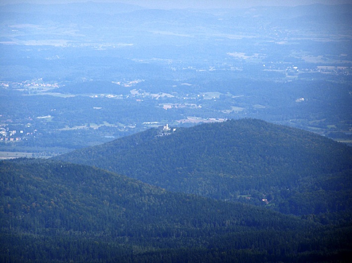 góra Chojnik i zamek widziane ze szczytu Szrenicy