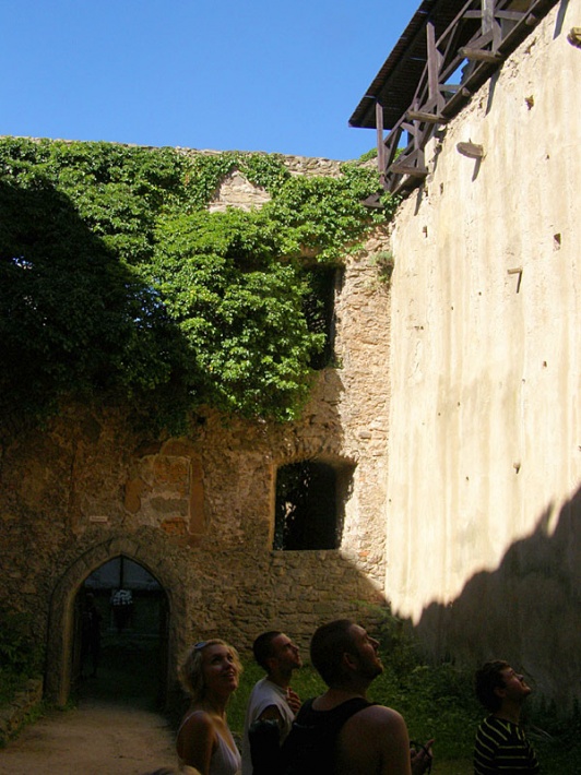 ruiny zamku Chojnik - dziedziniec zamku górnego, na górze ganek strażniczy, obecnie prowadzący na wieżę