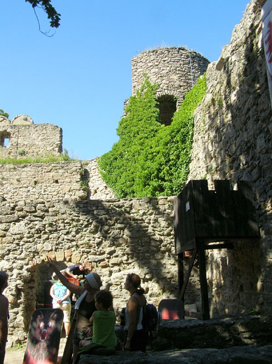 ruiny zamku Chojnik - dziedziniec zamku średniego, wejście do sali sądowej