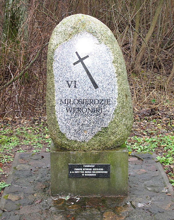 VI stacja drogi krzyżowej ufundowana przez parafię rzymskokatolicką pw. św. Rafała Kalinowskiego w Wilkasach