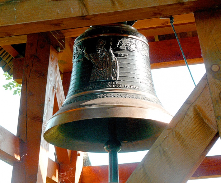 Smolnik - zabytkowa bojkowska cerkiew, dzwon na nowej dzwonnicy