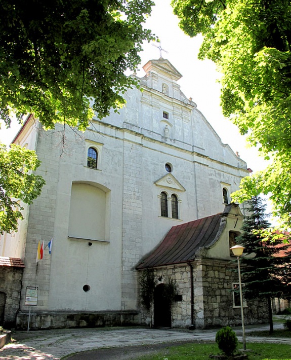Sanktuarium Matki Bożej Mirowskiej w Pińczowie - fasada kościoła