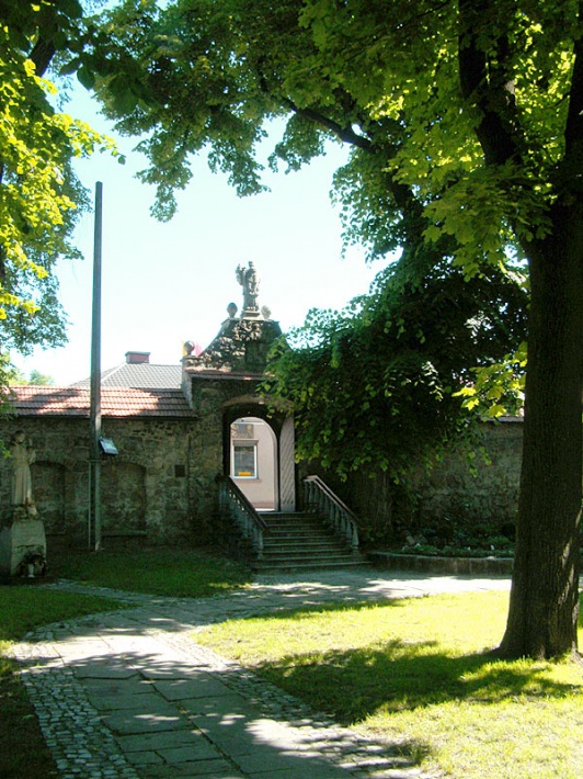 Sanktuarium Matki Bożej Mirowskiej w Pińczowie - furtka w murze kościelnym z figurą św. Jana Nepomucena