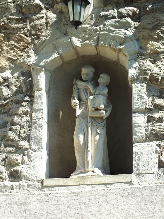 Sanktuarium MB Mirowskiej w Pińczowie - figura św. Antoniego Padewskiego nad wejściem do klasztoru franciszkanów