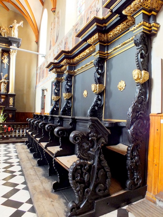 Piotrków Trybunalski - fara św. Jakuba, barokowe stalle