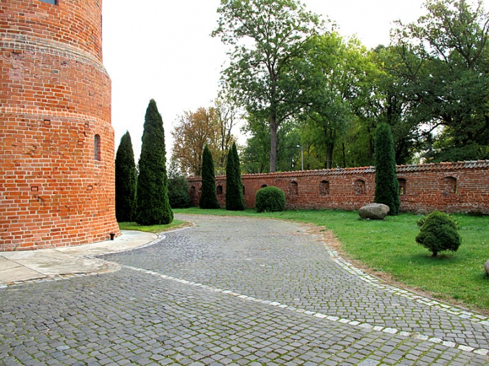 kościół obronny w Brochowie - cmentarz kościelny otoczony murem ze strzelnicami