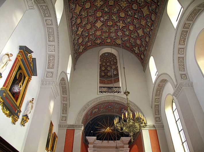 kościół obronny w Brochowie - z wnętrza kościoła widać polichromowane sklepienie kopułowe, wieńczące wschodnią emporę nad absydą