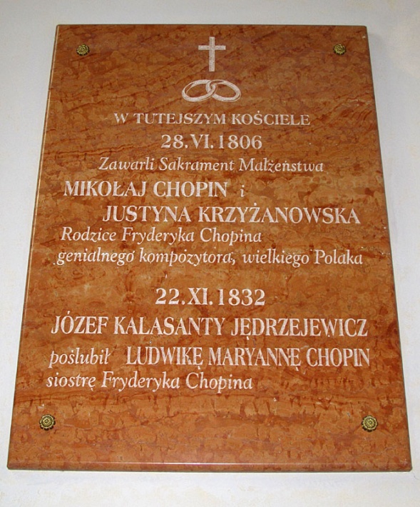 kościół obronny w Brochowie - tablica upamiętniająca ślub rodziców Fryderyka Chopina i jego siostry