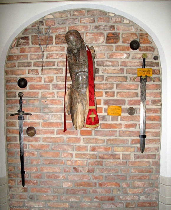 kościół obronny w Brochowie - uszkodzony korpus figury Chrystusa z początku XVII wieku, pierwotnie umieszczonej na krucyfiksie belki tęczowej
