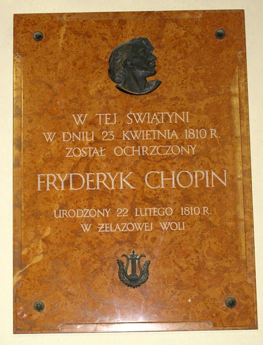 kościół obronny w Brochowie - tablica upamiętniająca chrzest Fryderyka Chopina