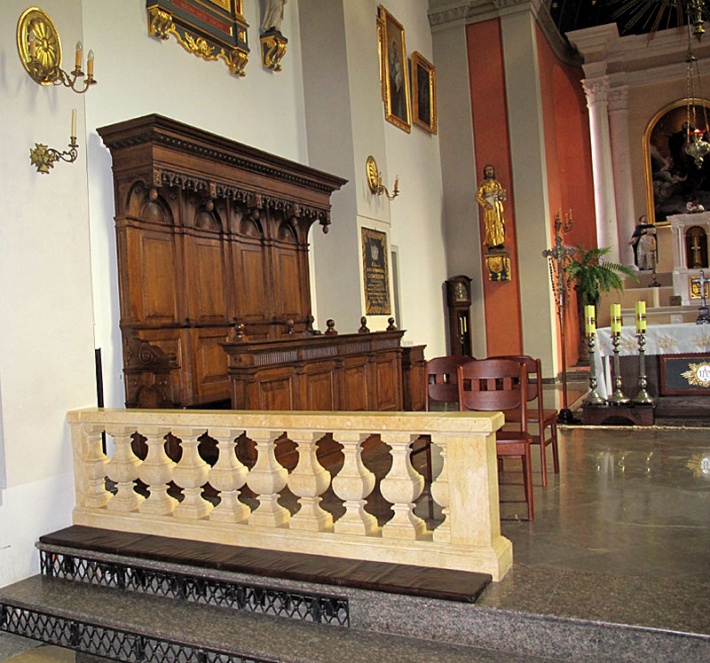kościół obronny w Brochowie - stalle w prezbiterium