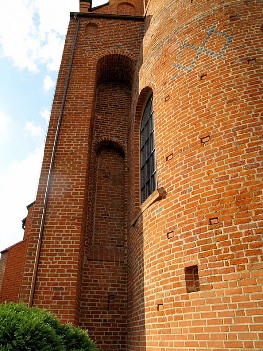 kościół obronny w Brochowie - wysoka arkada wspierająca zabudowany ganek strażniczy