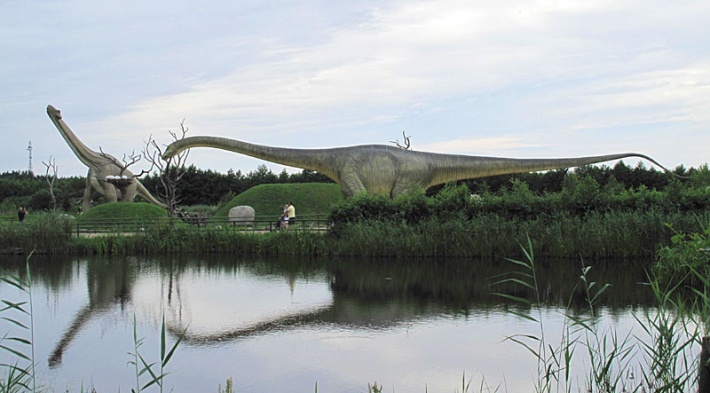 Park Jurajski w Łebie - Sejsmozaur o długości 45 m i Brachiozaur o długości 30 m i wysokości 13 m, największe gady stąpające po ziemi