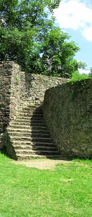 zamek Bolków - wejście na wielką basteję z dziedzińca ogrodowego