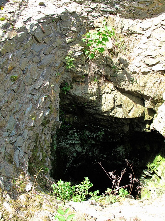 zamek Bolków - wykuta w skale cysterna na wodę