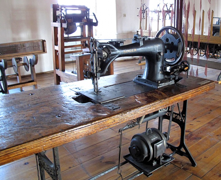 Muzeum Historii Przemysłu - maszyna do szycia wyrobów z dzianiny