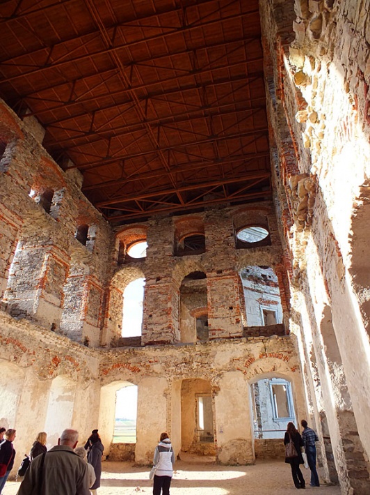ruiny zamku Krzyżtopór w Ujeździe - sala jadalna i wyżej dwie kondygnacje sali balowej
