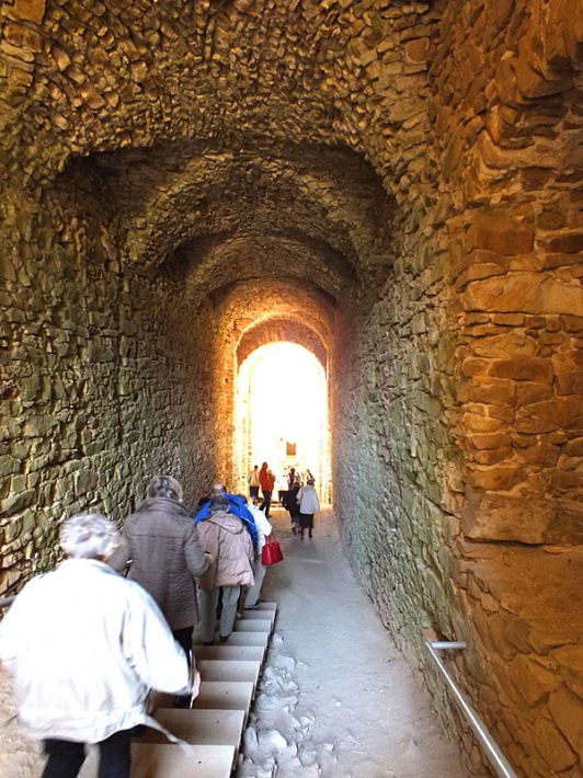 ruiny zamku Krzyżtopór w Ujeździe - poterna prowadząca do podziemi Wysokiego Barbakanu