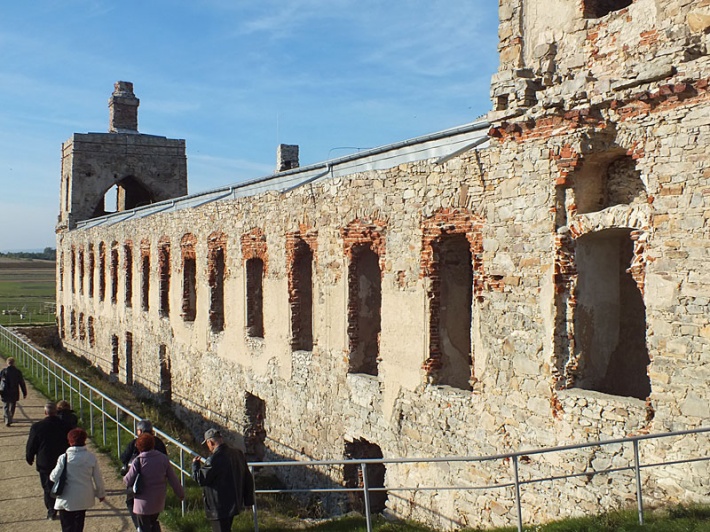 ruiny zamku Krzyżtopór w Ujeździe - południowy budynek gospodarczy z czworobocznymi basztami