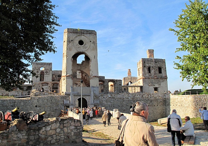 ruiny zamku Krzyżtopór w Ujeździe tłumnie odwiedzane przez turystów (na szczęście nie zawsze jest aż tak tłoczno)