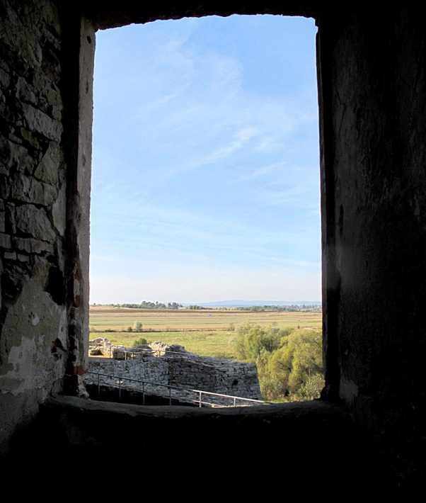 ruiny zamku Krzyżtopór w Ujeździe - widok z okna zamku na okolicę