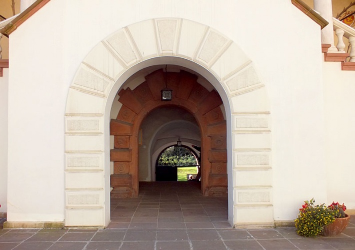 Zamek w Baranowie Sandomierskim - dziedziniec arkadowy, portal bramy głównej