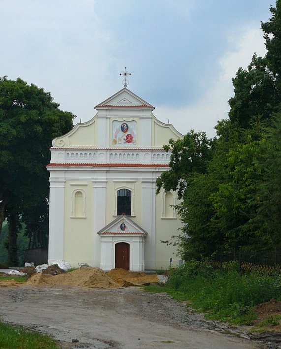 Kaplica Świętej Trójcy w Stróży przed uporządkowaniem terenu wokół zabytku