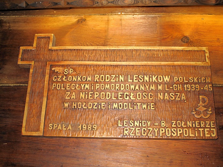 kościół prezydencki w Spale - tablica poświęcona rodzinom leśników