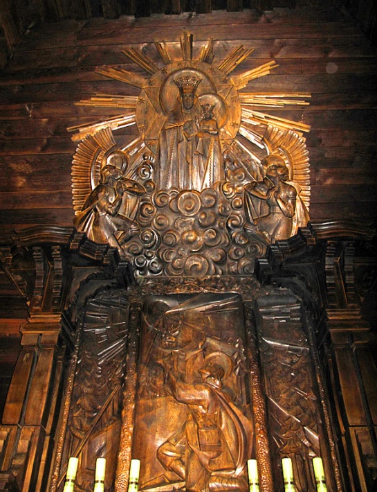 kościół prezydencki w Spale - ołtarz ze sceną Nawrócenia św. Huberta, a powyżej scena Ukoronowania Matki Bożej na Królową Polski