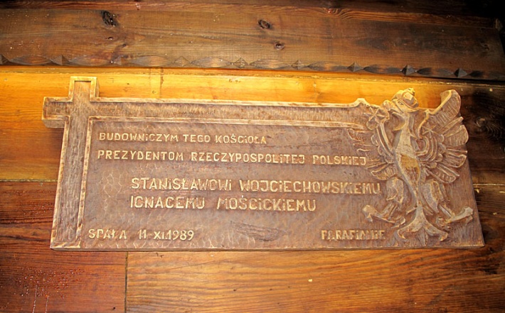 kościół prezydencki w Spale - tablica poświęcona prezydentom: St. Wojciechowskiemu i I. Mościckiemu