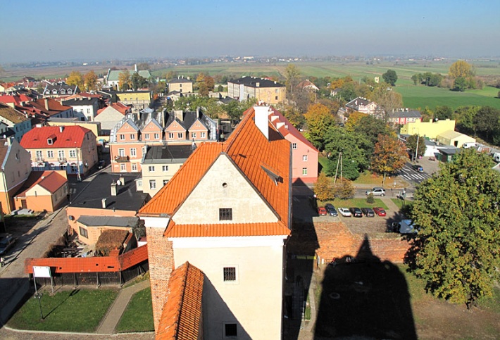 Łęczyca - widok w kierunku północnym, budynek zamku (Dom Nowy), dziedziniec zamkowy, w oddali kościół o.o. bernardynów, na horyzoncie zabudowania wsi Topola (Królewska, Szlachecka i Katowa)