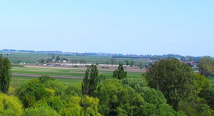 Łęczyca - widok na skansen w Kwiatkówku, z prawej na horyzoncie Góra Świętej Małgorzaty z kościołem na szczycie