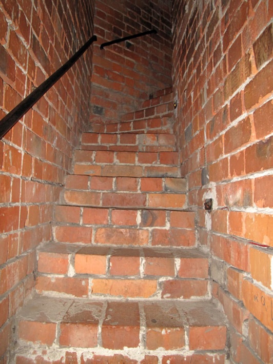 Łęczyca - schodki prowadzące na wieżę zamkową