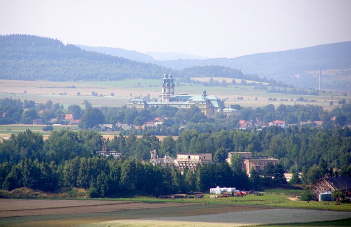 Widok z grzbietu Zaworów na opactwo cysterskie w Krzeszowie