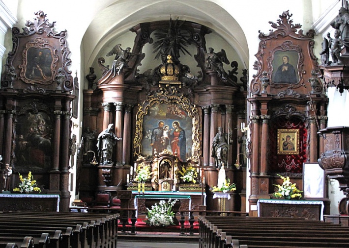 kościół poreformacki w Kaliszu - ołtarz główny i dwa ołtarze boczne