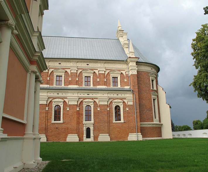 Gołąb - kościół parafialny, elewacja południowa