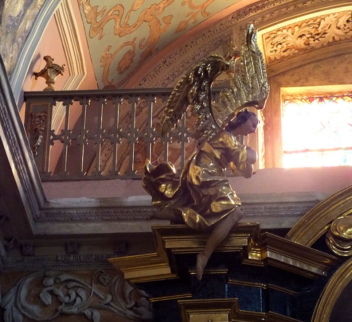 kościół św. Józefa w Klimontowie - figura anioła wieńcząca ołtarz główny