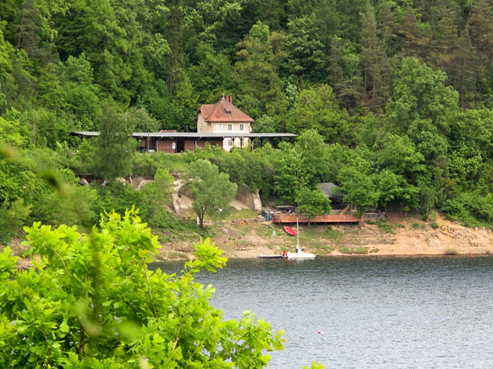 jezioro Pilchowickie, stacja kolejowa, a pod nią przystań wodniaków