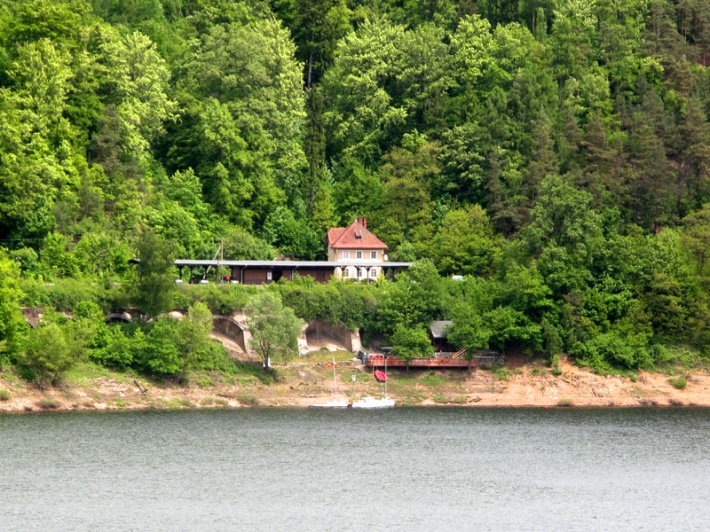 jezioro Pilchowickie i stacja kolejowa
