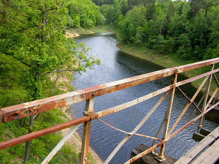 most kolejowy nad zatoką jeziora Pilchowickiego