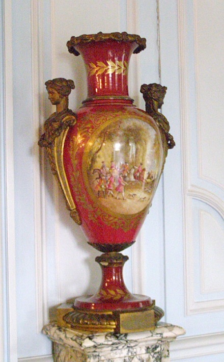 Muzeum Zamkowe w Pszczynie - Salon Narożny, waza z końca XIX wieku