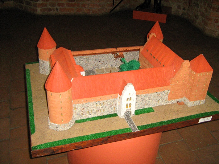 Makieta zamku w Bytowie - z prawej Baszta Prochowa (Szwedzka), za nią w głębi Baszta Młyńska (Wieża Straceń), z lewej Polna (Folwarczna), a za nią Końska (Różana)